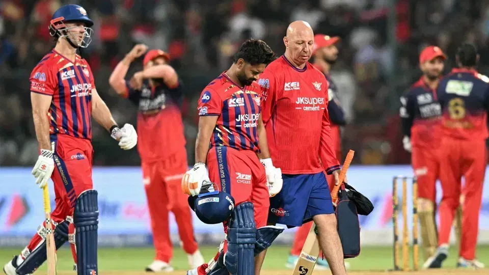 RCB के ख़िलाफ़ मैच में ऋषभ पंत हुए रिटायर्ड हर्ट; मैदान छोड़कर चले गए बाहर